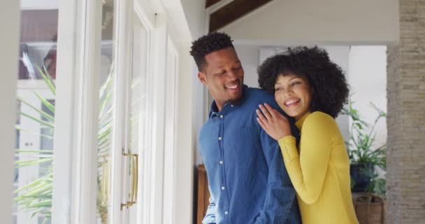 Feliz Casal Afro Americano Abraçando Juntos Casa Passar Tempo Qualidade — Vídeo de Stock