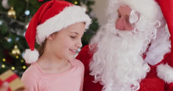 Felice Ragazza Caucasica Con Babbo Natale Che Parla Natale Trascorrere — Video Stock