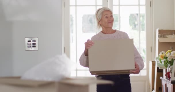 幸せな高齢者の白人女性の家に移動し キッチンで箱を開梱 自宅だけで質の高い時間を過ごす — ストック動画