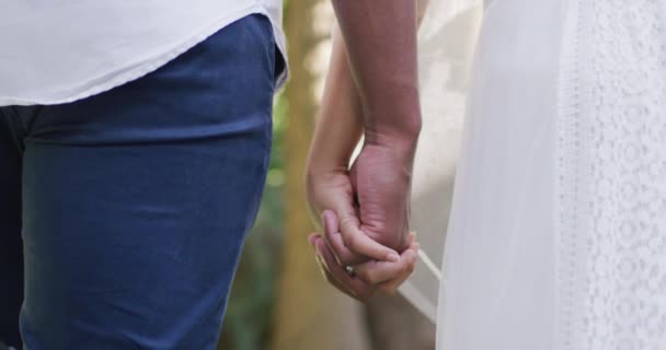 結婚したアフリカ系アメリカ人のカップルの手を握って閉じます 結婚式の日 結婚とお祝いのコンセプト — ストック動画