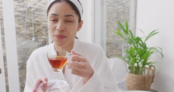 Biracial Γυναίκα Πίνοντας Τσάι Και Χαμογελώντας Στο Μπάνιο Ομορφιά Υγεία — Αρχείο Βίντεο
