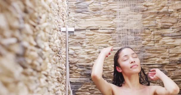 Biracial Mosolyog Zuhanyozik Fürdőszobában Szépség Egészség Női Spa Otthon Koncepció — Stock videók