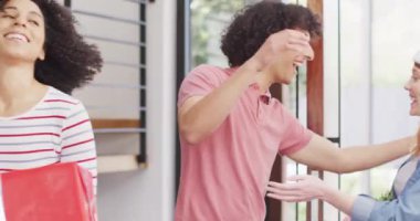 Mutlu bir grup arkadaş yılbaşı partisinde bahçede vakit geçiriyorlar. Noel 'de evde birlikte vakit geçirmek..