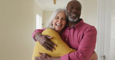 Kucaklaşan mutlu yaşlı çiftin portresi. Evde ve emeklilik konseptinde kaliteli zaman geçirmek.