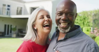 Bahçedeki mutlu kıdemli çift portresi. Evde ve emeklilik konseptinde kaliteli zaman geçirmek.