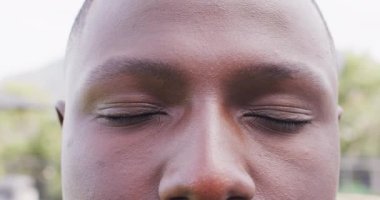 Açık havada gülümseyen Afro-Amerikan bir adamın video portresini kapat. Sağlık, mutluluk, kapsayıcılık ve yaşam tarzı konsepti.