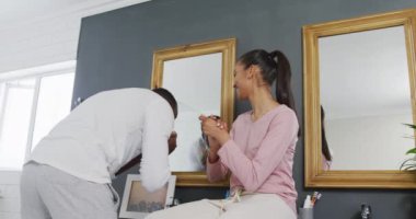 Lavaboda yıkanan ve evdeki banyoda konuşan mutlu çiftin videosu. Mutluluk, aşk, ev hayatı ve kapsayıcılık kavramı..