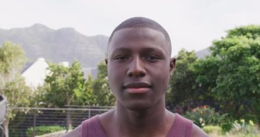 İçerde ve dışarıda gülümseyen çeşitli erkek, kadın ve ikiz olmayan yetişkinlerin video portreleri. Sağlık, mutluluk, kapsayıcılık ve yaşam tarzı konsepti.