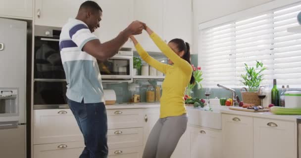 Video Šťastného Různorodého Páru Jak Spolu Tančí Kuchyni Koncept Štěstí — Stock video