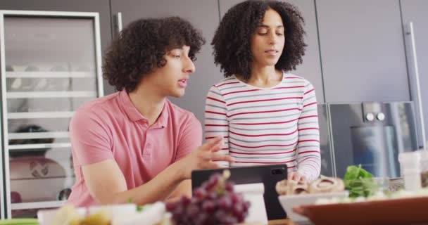 Feliz Pareja Birracial Cocinar Cena Uso Tabletas Cocina Juntos Pasar — Vídeos de Stock