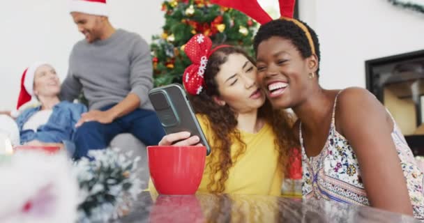 Glad Grupp Olika Vänner Som Tar Selfies Julfesten Tillbringa Kvalitetstid — Stockvideo