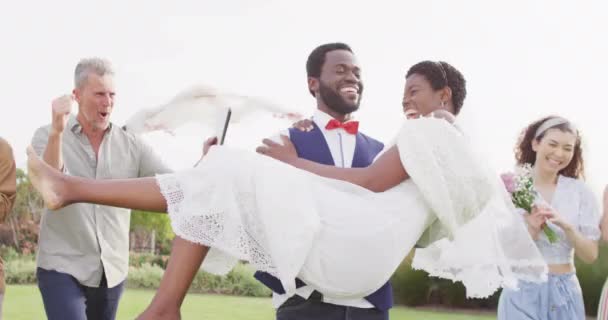 Selamat African American Pasangan Membawa Dan Berjalan Selama Pernikahan Hari — Stok Video