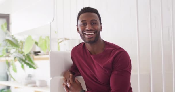 Портрет Щасливого Афроамериканського Чоловіка Який Дивиться Камеру Посміхається Якісний Час — стокове відео