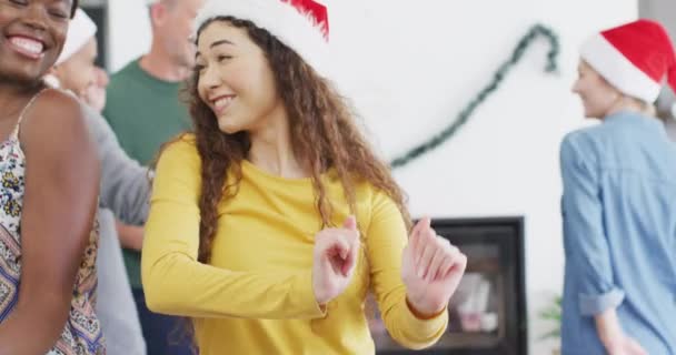 Yılbaşı Partisinde Dans Eden Bir Grup Mutlu Arkadaş Noel Evde — Stok video