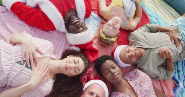 Zes Verschillende Gelukkige Vrienden Vieren Kerst Kostuums Liggen Buiten Zwaaiend — Stockvideo