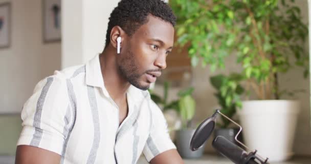 Hombre Afroamericano Feliz Sentado Mesa Cocina Usando Tableta Haciendo Vlog — Vídeos de Stock