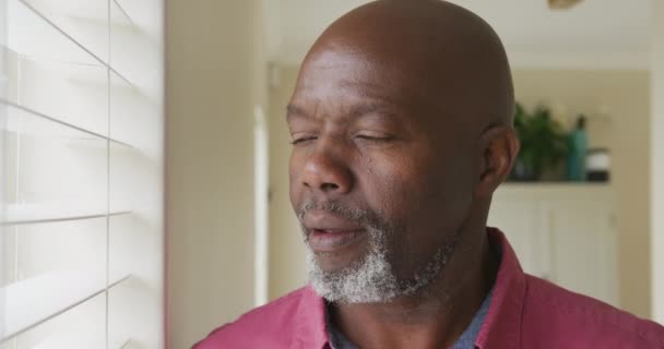Ανώτερος Αφροαμερικάνος Κοιτάζει Από Παράθυρο Εξόδευση Ποιοτικού Χρόνου Στο Σπίτι — Αρχείο Βίντεο