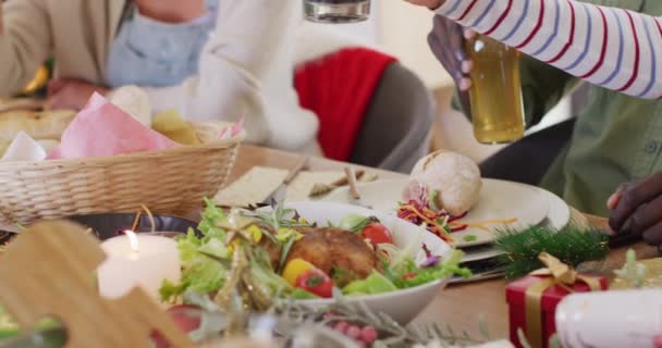 Glad Grupp Olika Vänner Sitter Vid Bordet Och Äter Middag — Stockvideo