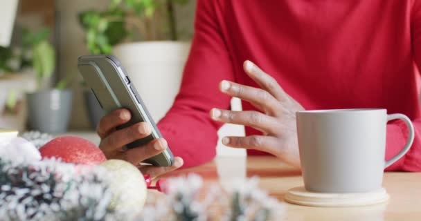 Midsection Homem Afro Americano Vestindo Chapéu Papai Noel Usando Smartphone — Vídeo de Stock