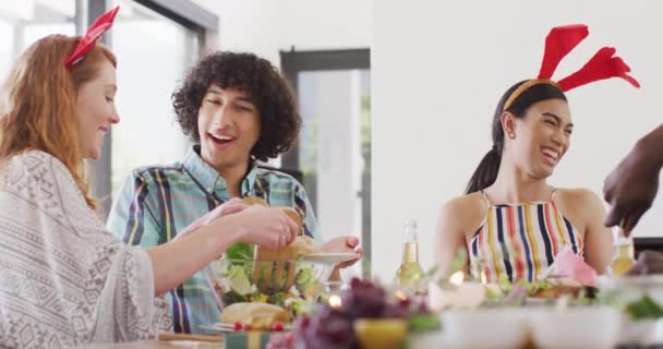 Heureux Groupe Amis Divers Assis Table Dînant Ensemble Passer Temps — Video