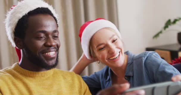 Glad Grupp Olika Vänner Som Använder Smartphone För Videosamtal Julfesten — Stockvideo