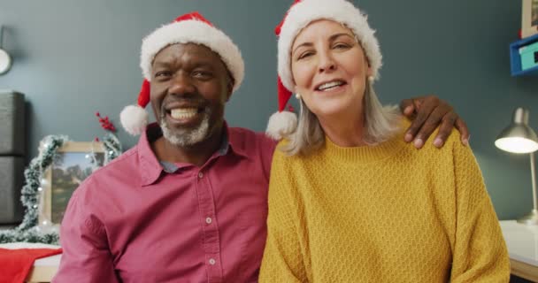 Retrato Feliz Casal Diverso Sênior Com Chapéus Papai Noel Passar — Vídeo de Stock