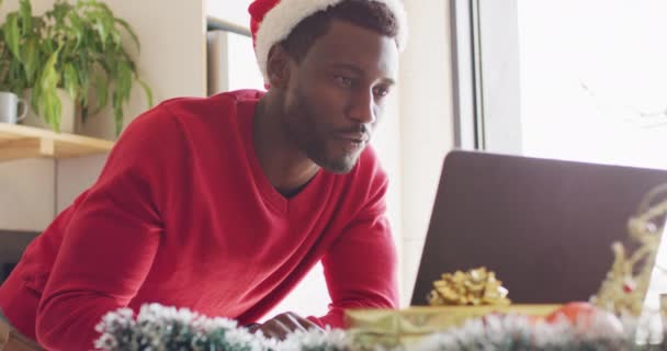 Mutlu Afro Amerikan Adam Noel Baba Şapkası Takıyor Video Görüşmesi — Stok video