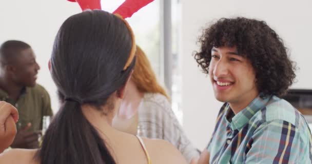 Heureux Groupe Amis Divers Assis Table Dînant Ensemble Passer Temps — Video