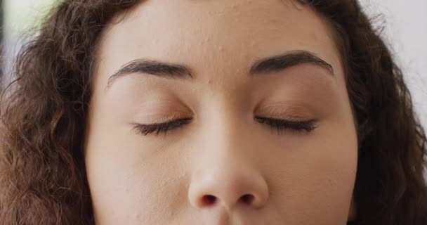 Крупним Планом Відео Портрет Відкриття Очей Жінки Яка Посміхається Камери — стокове відео