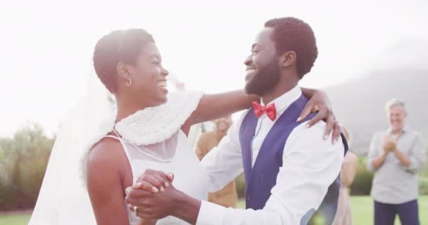 Selamat African American Pasangan Berpegangan Tangan Dan Menari Selama Pernikahan — Stok Video