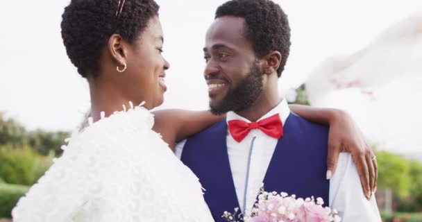 Feliz Casal Afro Americano Abraçando Sorrindo Durante Casamento Dia Casamento — Vídeo de Stock