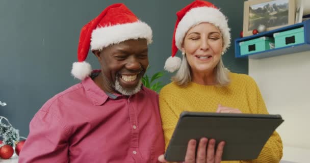 Ευτυχισμένο Ζευγάρι Ηλικιωμένων Που Χρησιμοποιούν Tablet Καπέλα Santa Χρόνο Piου — Αρχείο Βίντεο
