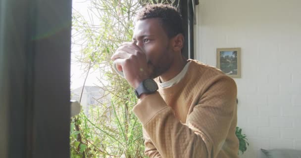Feliz Homem Afro Americano Olhar Pela Janela Beber Café Passar — Vídeo de Stock