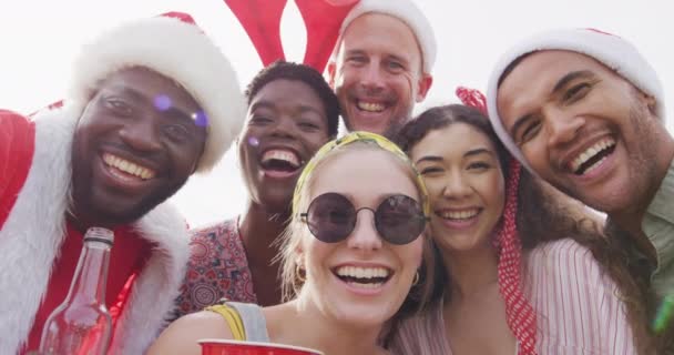 Feliz Grupo Amigos Diversos Tomando Selfie Fiesta Navidad Jardín Pasar — Vídeo de stock