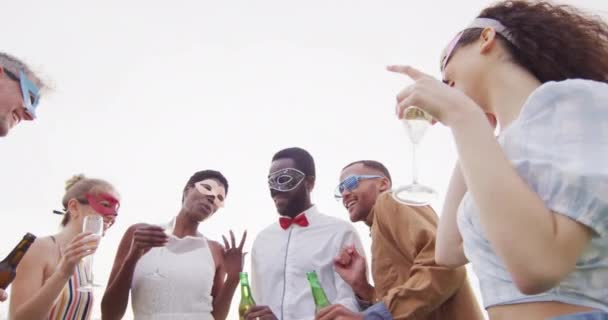 Portræt Lykkeligt Afrikansk Amerikansk Ægtepar Med Forskellige Venner Der Drikker – Stock-video