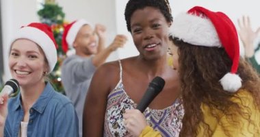 Yılbaşı partisinde karaoke yapan bir grup mutlu arkadaş. Noel 'de evde birlikte vakit geçirmek..