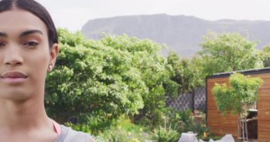 Çift cinsiyetli olmayan mutlu bir transseksüel kadının açık havada fotokopi uzayı ile kameraya gülümsediği bir video. Sağlık, mutluluk, kapsayıcılık ve yaşam tarzı konsepti.