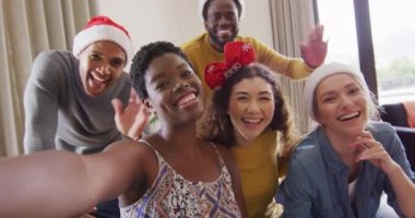Mutlu bir grup arkadaş yılbaşı partisinde görüntülü arama yapıyorlar. Noel 'de evde birlikte vakit geçirmek..
