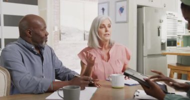 Afro-Amerikan bayan arkadaşı işten bahseden mutlu kıdemli çift. Evde ve emeklilik konseptinde kaliteli zaman geçirmek.