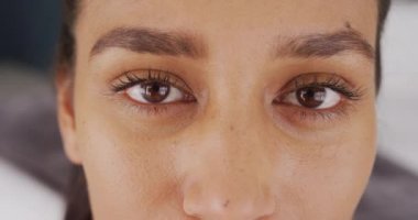 Evdeki kameraya gülümseyen mutlu melez kadın portresi. Mutluluk, ev hayatı ve kapsayıcılık kavramı..