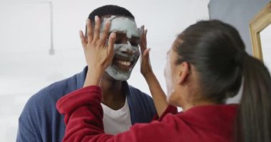 Mutlu çiftin yüz maskelerini takıp banyoda gülerken eğlendiği videolar. Mutluluk, aşk, kendine dikkat, ev hayatı ve kapsayıcılık kavramı..
