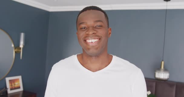 Портрет Щасливого Афроамериканського Чоловіка Який Посміхається Камери Спальні Вдома Щастя — стокове відео