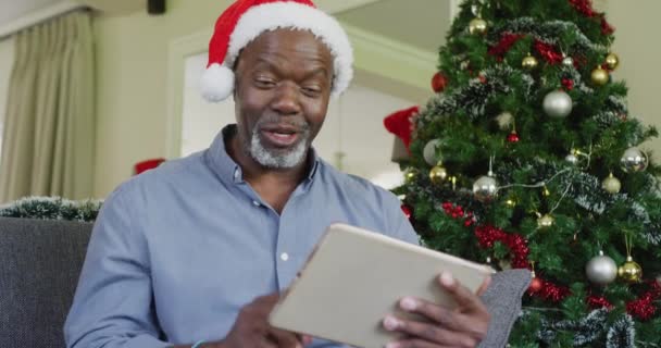 Счастливый Афроамериканец Старшеклассник Пользующийся Планшетом Рождество Проводить Время Рождество Пенсию — стоковое видео