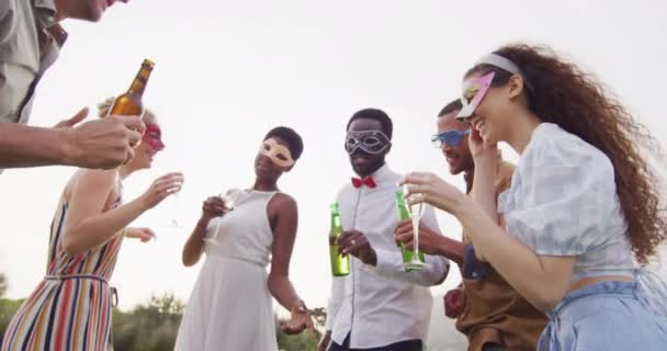 Ritratto Felice Coppia Afro Americana Sposata Con Diversi Amici Che — Video Stock