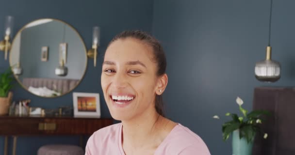 Video Retrato Feliz Mujer Birracial Sonriendo Cámara Dormitorio Casa Felicidad — Vídeo de stock