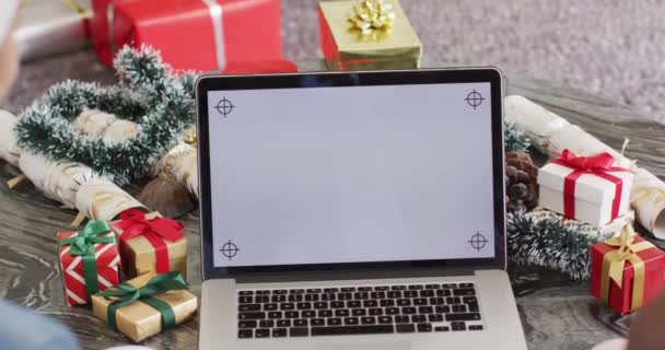 Yılbaşı Partisinde Farklı Arkadaşlar Bilgisayarı Kopyalama Alanı Olarak Kullanıyor Noel — Stok video
