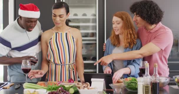 Glad Grupp Olika Vänner Matlagning Middag Köket Tillsammans Tillbringa Kvalitetstid — Stockvideo
