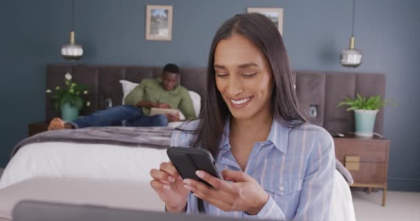 Video Různých Párů Ložnici Žena Usmívá Pomocí Smartphonu Sedí Popředí — Stock video