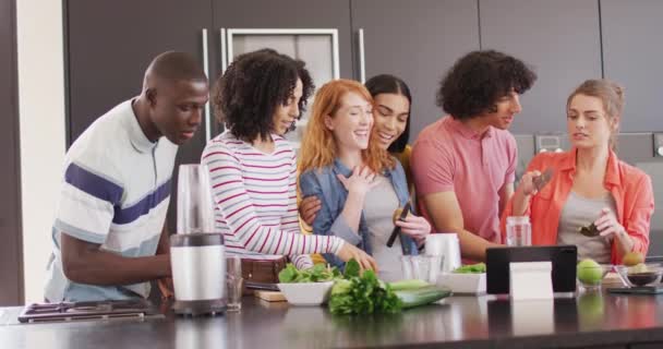 Feliz Grupo Amigos Diversos Preparando Bebidas Saludables Cocina Juntos Pasar — Vídeos de Stock