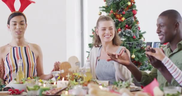 Glad Grupp Olika Vänner Sitter Vid Bordet Och Äter Middag — Stockvideo